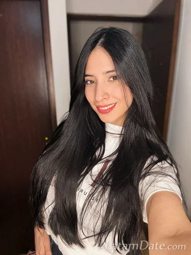 Daniela, 27