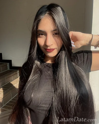 Daniela, 27